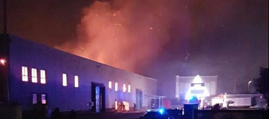 Brucia una cartiera a Pomezia, le immagini