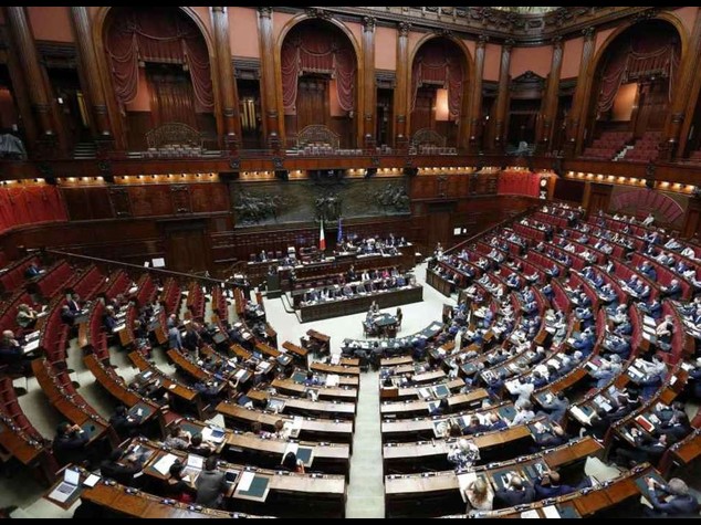 Ok alla prescrizione piu' lunga per la corruzione, la maggioranza si spacca