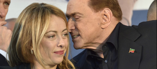 Berlusconi snobba la piazza anti-inciucio. Ira Meloni