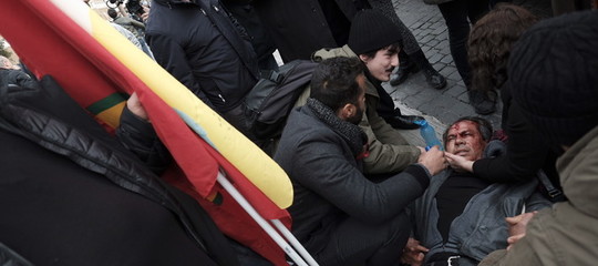 Erdogan a Roma: scontri con la polizia al sit-in dei curdi, 2 fermi