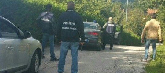 Rapina in villa a Pescara: ferito proprietario; presi 2 banditi