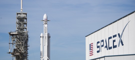 Decolla con successo Falcon Heavy, il razzo più potente del mondo