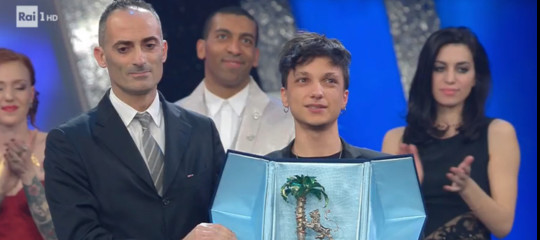 La vittoria di Ultimo e #FavinoNudo. La serata dei duetti di #Sanremo2018 su Twitter