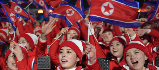 Giochi 2018: cheerleader Nord agitano bandiera Corea unita