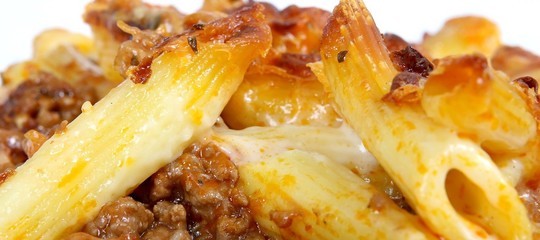In cucina millennial tradizionalisti: pasta al forno piatto preferito
