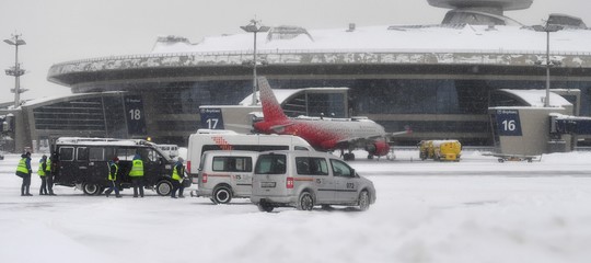 Aereo di linea precipita a Mosca, "nessun sopravvissuto tra i 71 a bordo"