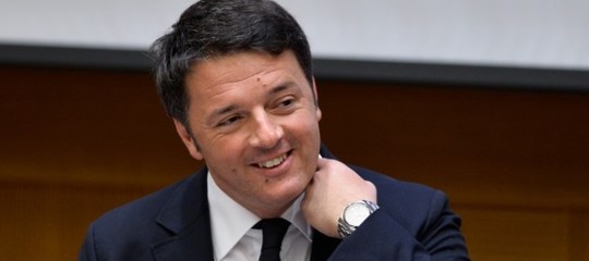 "M5s? Arca di scrocconi. Altro che mele marce, negozio ortofrutta". Renzi contrattacca