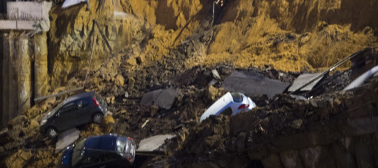 Auto parcheggiate finiscono in voragine stradale a Roma