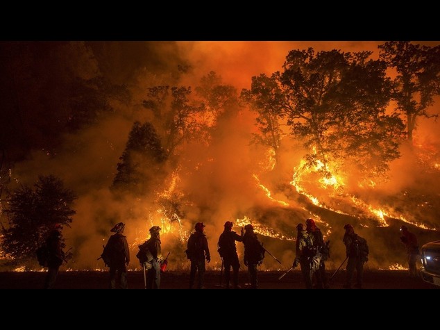 La California in fiamme, stato d'emergenza e 4 pompieri feriti - FOTO e VIDEO