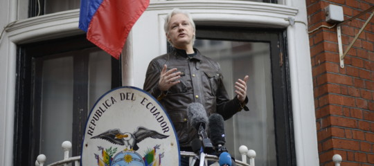 Sessista, misogino e antisemita. Assange raccontato dai suoi tweet segreti