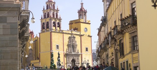 Terremoto magnitudo 7,5 in Messico. Precipita elicottero durante sopralluogo, 2 morti