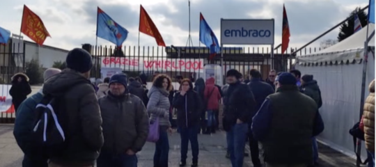 Embraco: lavoratore si incatena a cancelli stabilimento