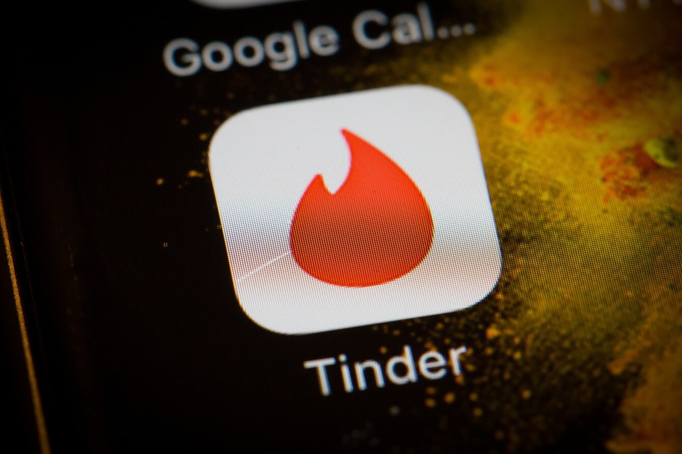 Chieti, candidato del Pd fa campagna elettorale su Pornhub e Tinder