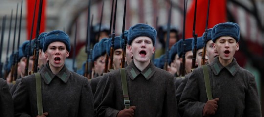 Quanto è davvero virile la Russia che oggi celebra la festa degli uomini?