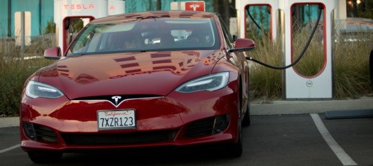Lo storico sorpasso Tesla su Mercedes e Bmw