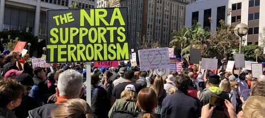 Il video su #NeverAgain più condiviso su YouTube è una bufala