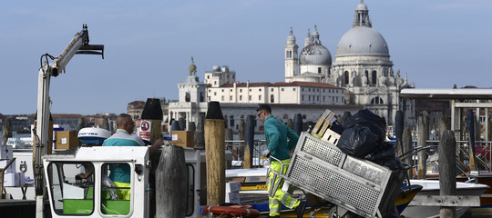 Palo segnaletica crolla su un ponte, Venezia isolata dalla terraferma