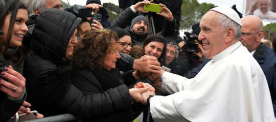 Papa: visita a Ponte Mammolo, rinuncia a ombrello per salutare