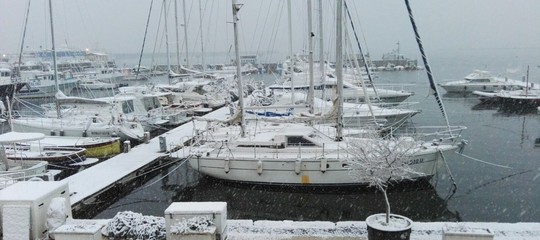 A Napoli non nevicava così tanto da 62 anni. La situazione alle 15