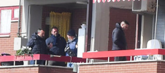 Carabiniere spara alla moglie e si barrica in casa con figlie
