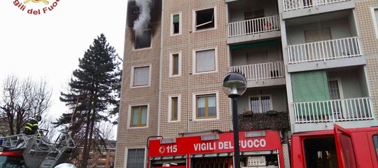 Incendio in palazzo di 14 piani a Milano, evacuati