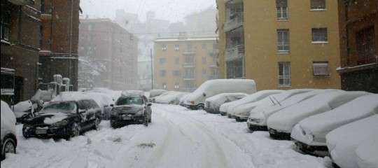 Nevicate su Firenze, Genova e Bologna, scuole chiuse a L'Aquila