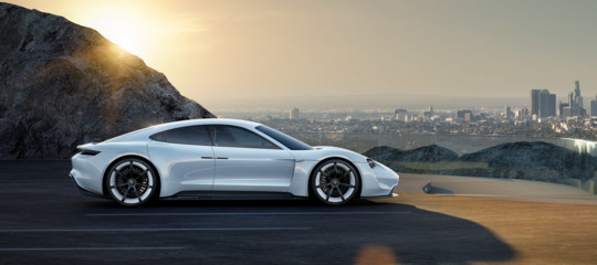 Con la Ev, Porsche conta di mettersi alle spalle la Model S di Tesla