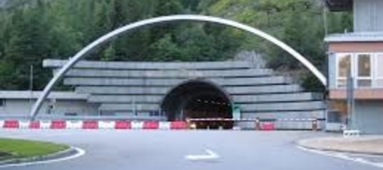 Maltempo: chiusi ai Tir i trafori Bianco e Frejus verso Francia