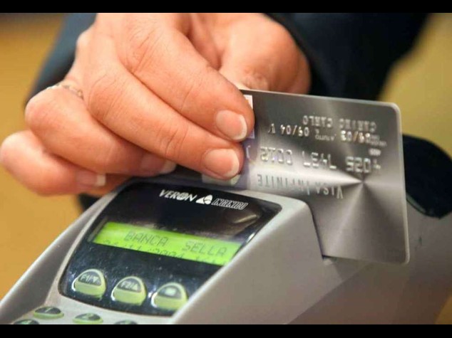 Via al Bancomat obbligatorio. Da oggi per i commercianti e sopra i 30 euro