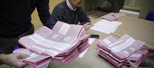 Portare il cellulare in cabina elettorale può costare una multa di 15 mila euro