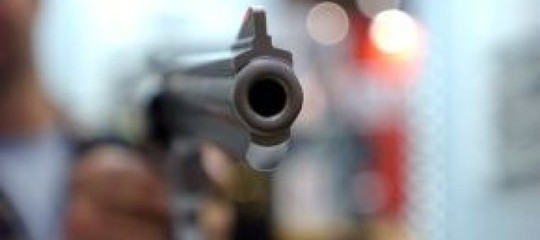 Spari in strada a Firenze: ucciso un uomo di colore, arrestato il presunto assassino