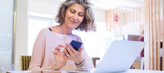Nel mondo del lavoro le donne fanno un passo indietro e uno in avanti. Uno studio
