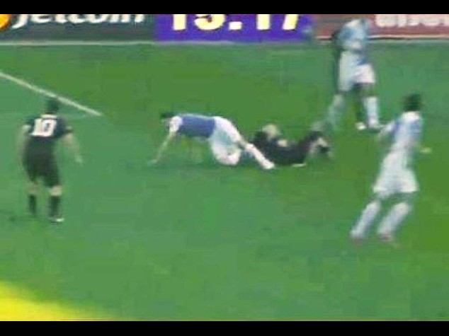 Calcio: Mattiello si scontra con Nainggolan, frattura tibia e perone; stop di 6 mesi - video