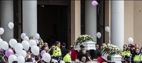 Latina: folla in chiesa e palloncini colorati per funerali bimbe uccise dal padre