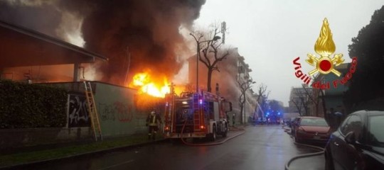 Incendio in una cartiera a Cologno, nessun ferito