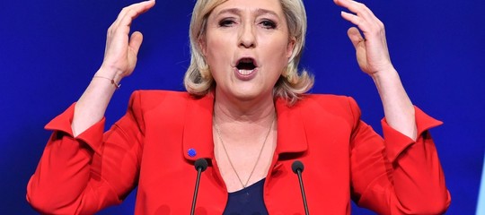 "Sporco africano, scimmia". Il video che inguaia l'assistente di Marine Le Pen