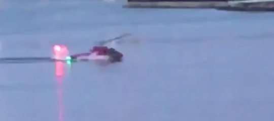 New York: elicottero cade nell'East River, morti 5 turisti