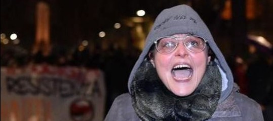La maestra che ha insultato i poliziotti rischia il licenziamento
