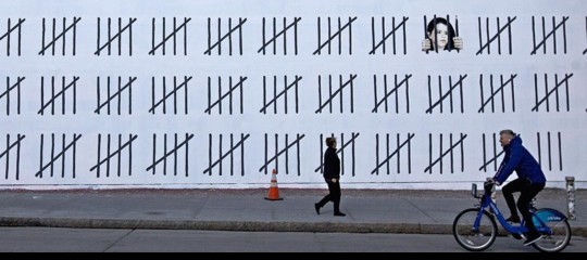 Chi è l’artista turca che dovrà farsi 3 anni di carcere per un dipinto. L'omaggio di Bansky