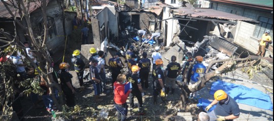 Filippine: aereo da turismo cade su una casa vicino a Manila, 10 morti