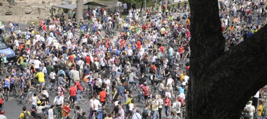 Cos'è Bicifestazione, il movimento che vuole più gente sui pedali in città