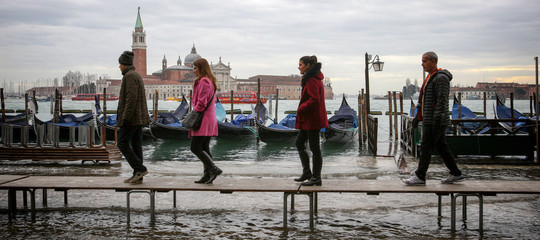 Maltempo: Venezia, acqua alta record con 124 centimetri; neve sulle spiagge
