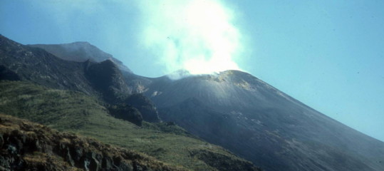 Stromboli: intensa sequenza esplosiva, cenere sparata a 350 metri