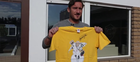 Come previsto la 'maglietta del papa' passa da Totti a Maradona