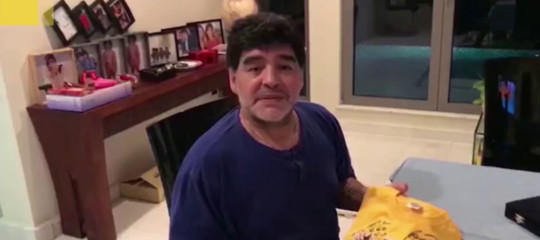 Come previsto la 'maglietta del papa' passa da Totti a Maradona