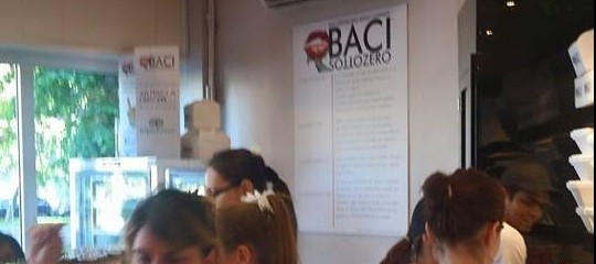 Ma la gelataia che non ha servito Salvini è stata licenziata o se n'è andata?