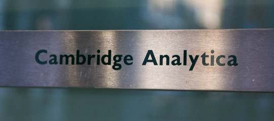Facebook: perquisita la sede di Cambridge Analytica