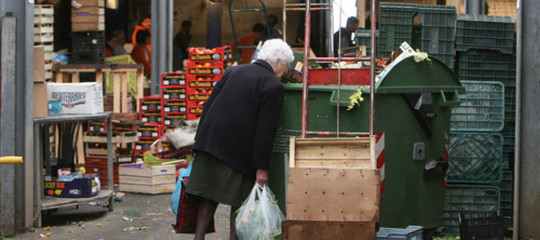 Gli italiani a rischio povertà ora sono 18 milioni: pesano tasse e tagli alla spesa sociale