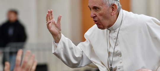 Il Papa ai giovani: "Vogliono farvi tacere, sta a voi non restare zitti"