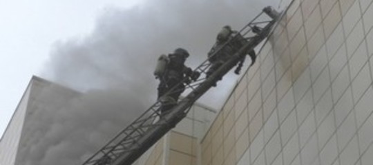 Cosa ha scatenato l'incendio che ha causato la strage del centro commerciale in Siberia